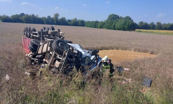 Поблизу Вінниці перекинувся самоскид із 23 тоннами піску