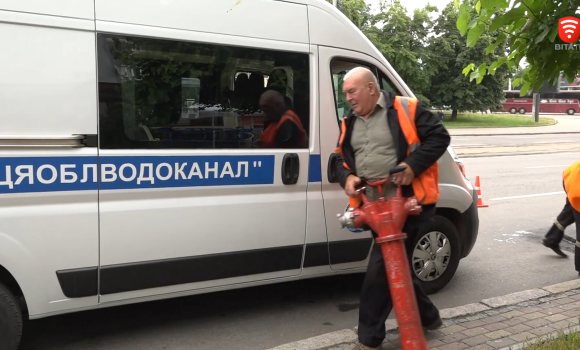 Погіршився стан води у Південному Бузі: працівники Вінницяоблводоканалу очищають труби