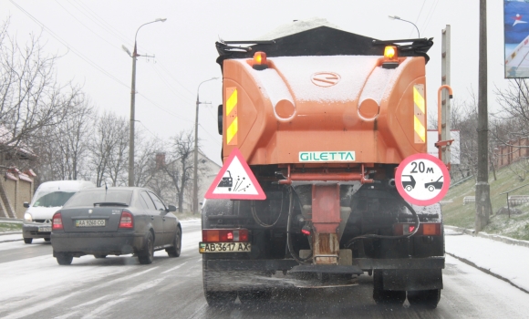 Понад 40 одиниць техніки чистили тротуари та дороги Вінниці від снігу