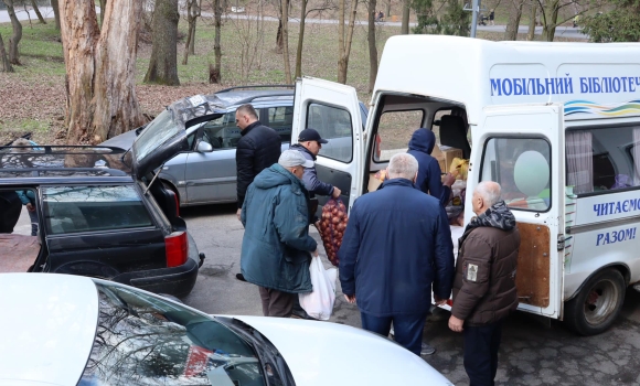 Пораненим військовим, які лікуються у Вінниці, передали гостинці