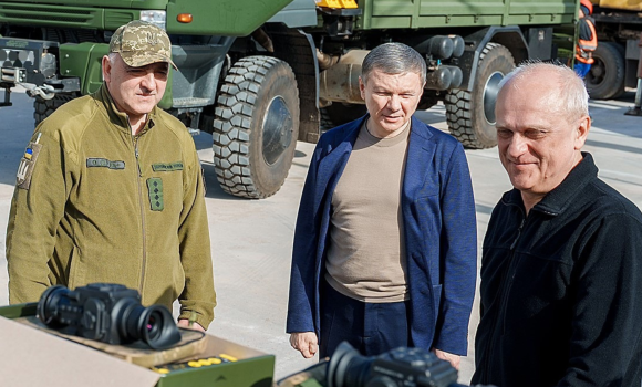 Потужний генератор, тепловізори та зарядні станції передала Вінницька громада бійцям