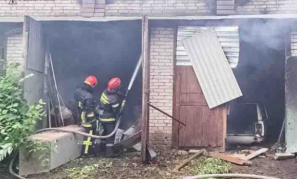 Пожежа у Вінниці - з палаючого гаража врятували чоловіка