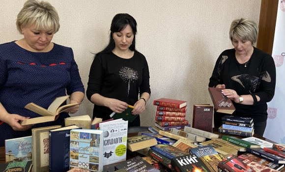 Працівники департаменту соцполітики у Вінниці зібрали книги для нацгвардійців