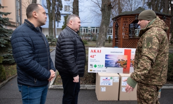 Працівники Вінницької обласної ради передали допомогу нацгвардійцям