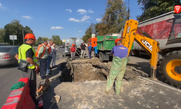 Працівники водоканалу другий день шукають місце витоку на водогоні у Вінниці