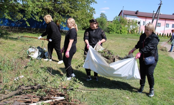 Працівники Калинівської міської ради вийшли на весняну толоку