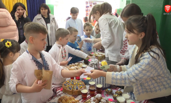 Продавали тістечка та сувеніри вінницькі школярі на ярмарку збирали гроші на дрон для захисників