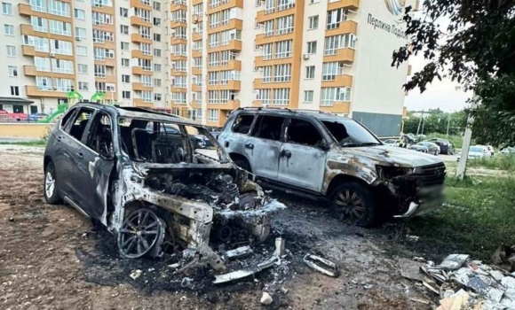 Приїхали з Дніпра у Вінницю, щоб спалити тут два позашляховики