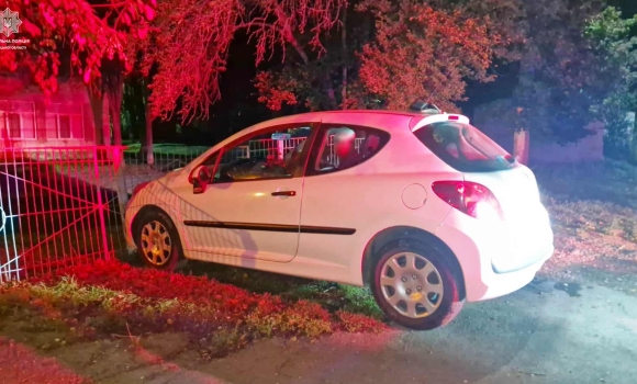 П’яний водій без прав тікав від патрульних та в’їхав в металеву огорожу