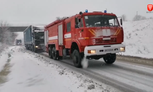 Рятувальники Вінниччини буксирують автівки на трасі та прибирають повалені дерева