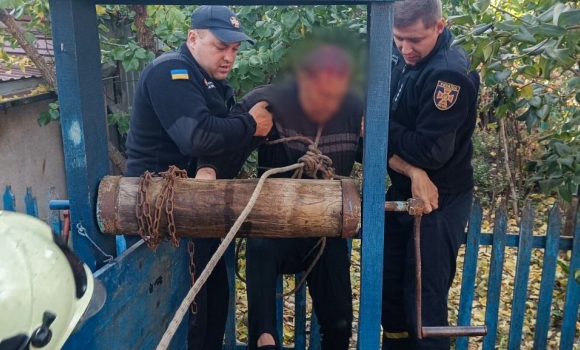 Рятувальники витягли з 15-метрового колодязя ямпільчанина