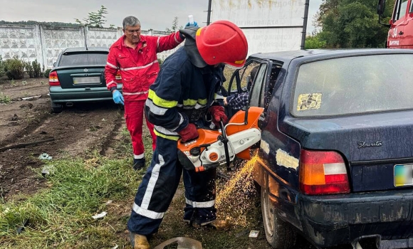 Рятувальники Вінниччини деблокували з автівки водія та пасажира