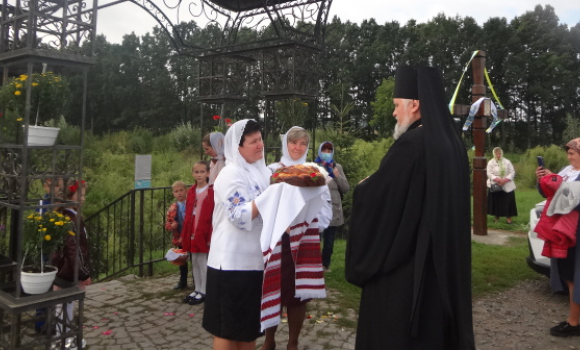 На джерелі Пресвятої Богородиці в Літині звершили першу літургію