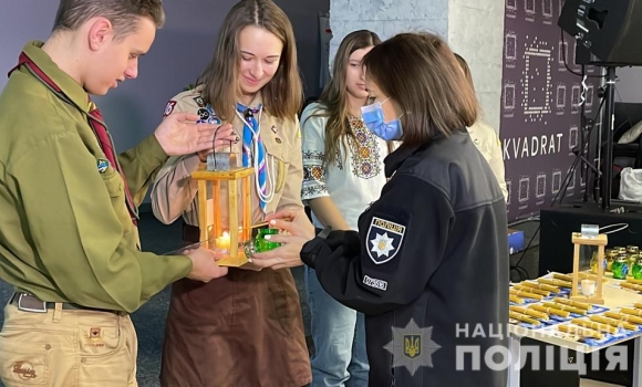 Скаути передали Вифлеємський вогонь вінницьким поліцейським