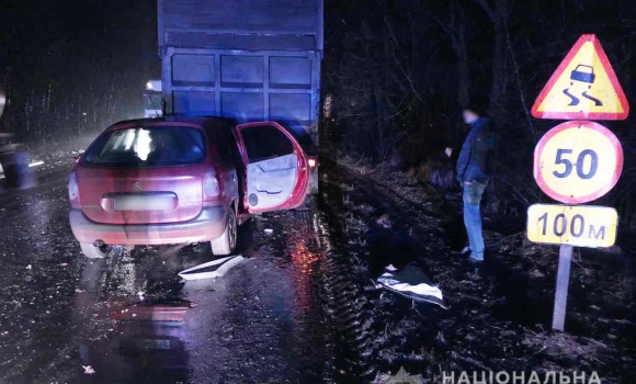 Смертельна аварія у Хмільницькому районі Citroen зіткнувся з запаркованою вантажівкою