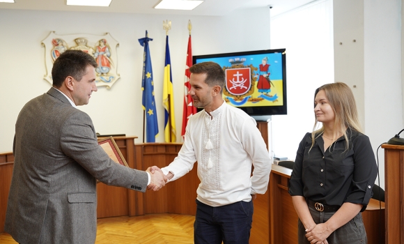 Вінничанину Святославу Кравчуку, який допоміг жінці з вадами зору перейти дорогу, вручили Подяку міської ради