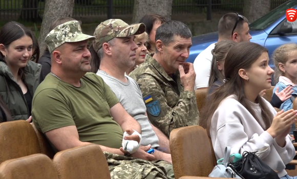 Студенти Вінницького технічного коледжу провели концерт для військових, які проходять реабілітацію