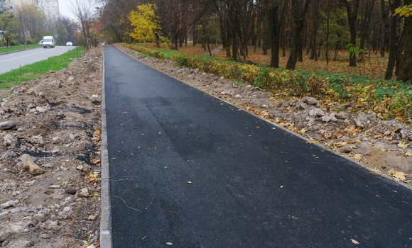 Біля парку Дружби народів завершують облаштовувати тротуар