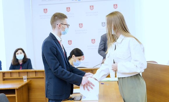 У Вінниці лікарі, вчителі та люди з інвалідністю взяли участь у жеребкуванні до Програми "Муніципальне житло"