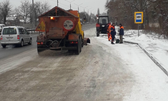 Техніка виїхала на обробку протиожеледними матеріалами доріг Вінницької області