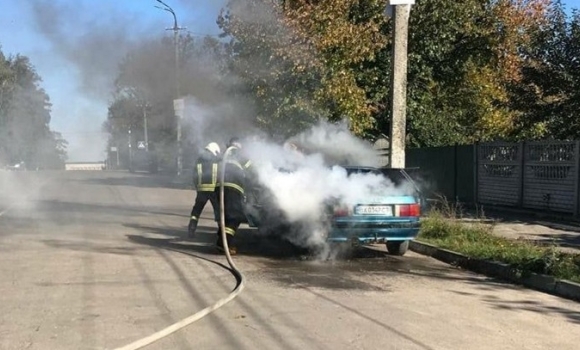 Тиврівські рятувальники гасили автомобіль, який зайнявся посеред дороги