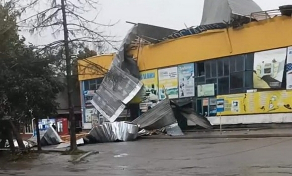 У Барі буревій валив хрести й розкрив дах Автовокзалу