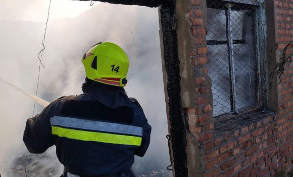 У Брацлаві сталася масштабна пожежа - горіло приміщення столярного цеху