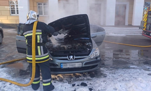 У центрі Вінниці загорівся припаркований легковик