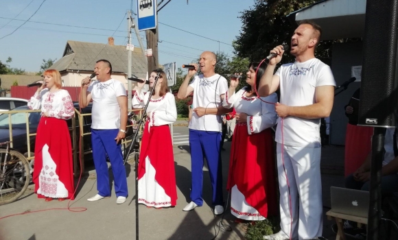 У Гайсині артисти чотири години під пекучим сонцем співали на підтримку ЗСУ