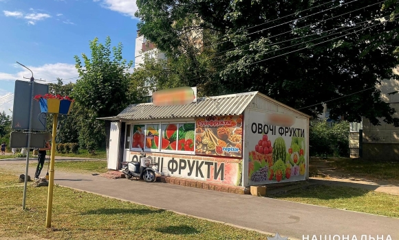 У Гайсині чоловік вкрав гроші з каси в магазині та намагався втекти