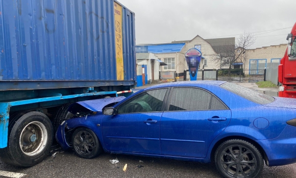 У Гайсині Mazda заїхала під вантажівку - водій у лікарні