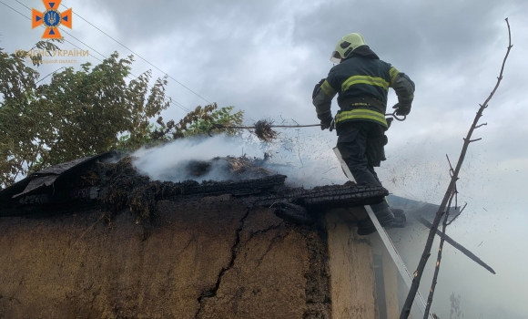 У Гайсинському районі горів будинок та господарча будівля