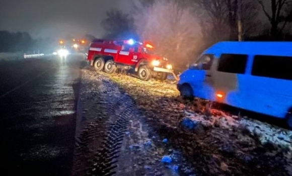 У Гайсинському районі відбуксирували автомобіль, який з'їхав у кювет