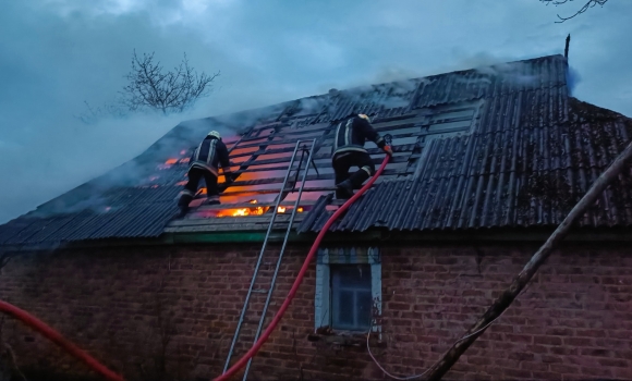 У Калинівській громаді горів приватний будинок - зайнявся дах