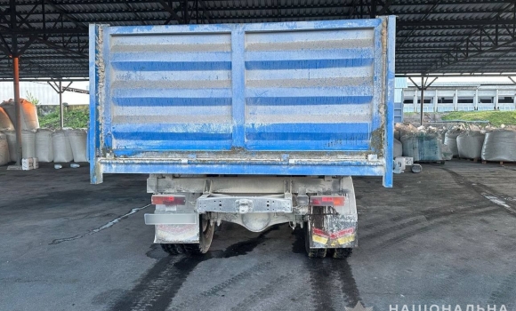 У Калинівській громаді водій вантажівки розчавив колегу