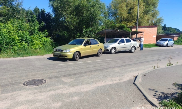 У Калинівці водійка DAEWOO LANOS протаранила припаркований OPEL ASTRA