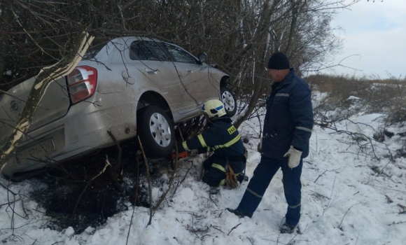 У Хмільницькому районі витягували автомобіль, який злетів у кювет