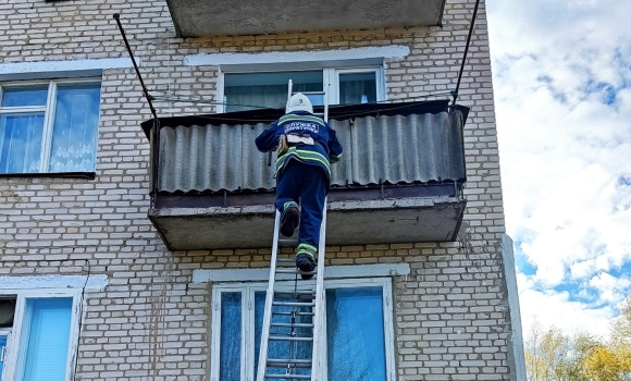 У Хмільнику рятувальники лізли до квартири через балкон, аби допомогти бабусі