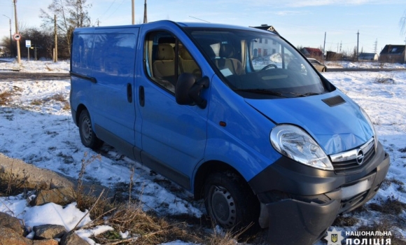 У Хмільнику водій Opel виїхав на тротуар і збив трьох дівчат