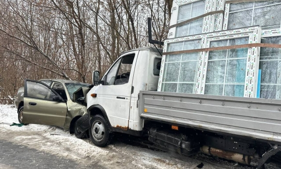 У Хмільницькому районі водійка Daewoo протаранила ГАЗ завантажений склопакетами