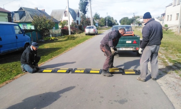 У Корделівці встановили три лежачі поліцейські