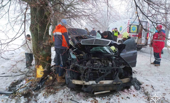 У Козятині рятувальнили дістали водійку з понівеченго автомобіля