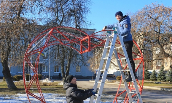 У Козятині встановили романтичну фотозону у формі серця та світитиметься вночі