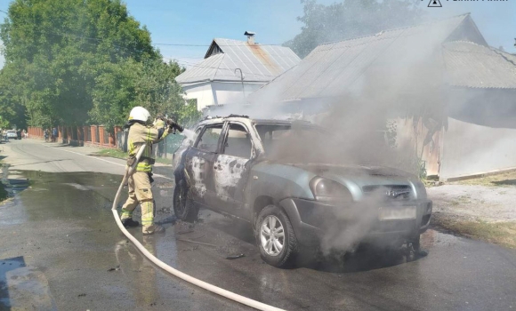 У Крижополі згорів автомобіль, водій отримав опіки