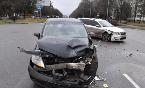 У Ладижині зіткнулися Skoda та Nisan, один з водіїв потрапив у лікарню