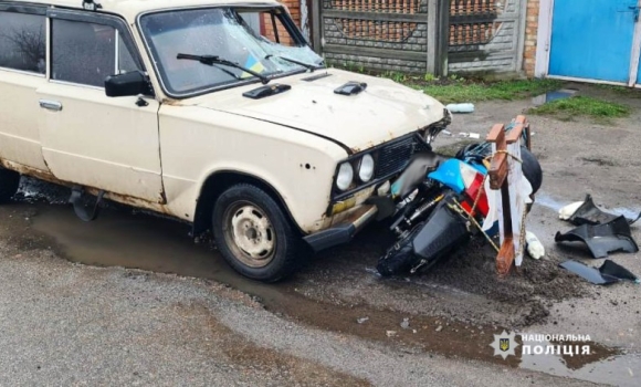 У Липовці ВАЗ виїхав на зустрічку та зіткнувся зі скутеромУ Липовці ВАЗ виїхав на зустрічку та зіткнувся зі скутером