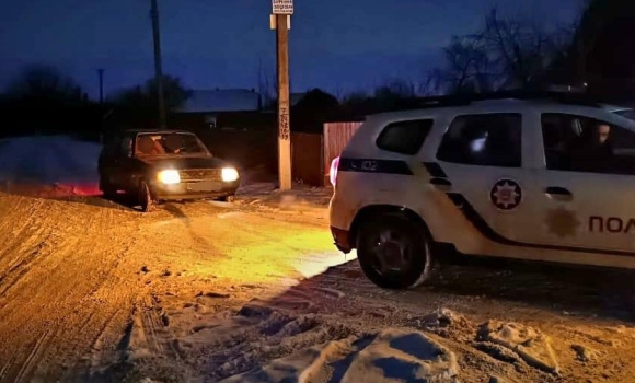 У Липовецькій громаді копи відбуксирували авто, яке зламалось серед дороги