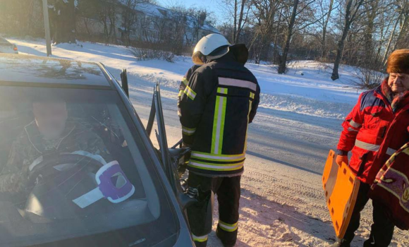 У Літині в результаті аварії трамвованого водія Hyundai затисло в салоні авто