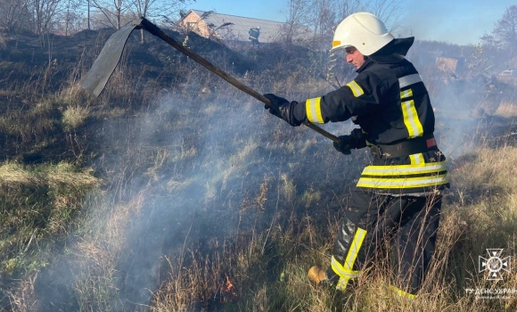 У Літинській громаді рятувальники гасили суху траву