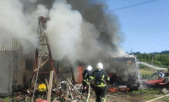 У Луці-Мелешківській вогонь вщент знищив вантажівку зі сміттям